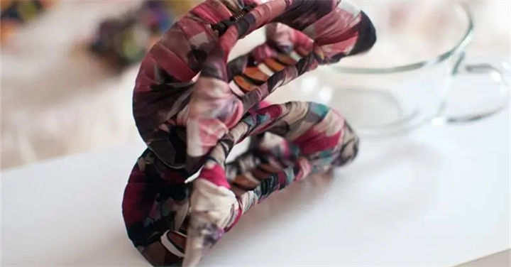   手工缝制：打造个性化布艺配饰