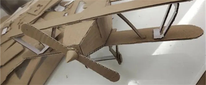  环保DIY玩具：废物再利用简易飞机模型